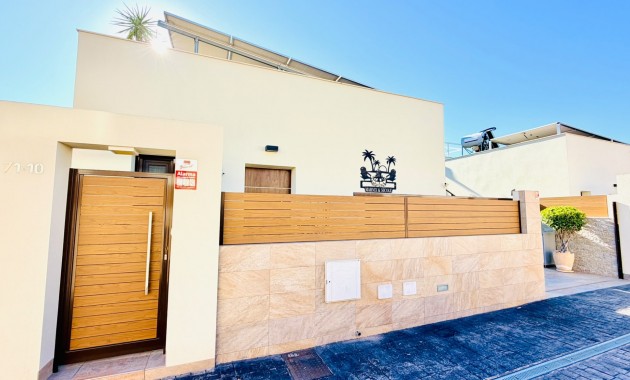 Venta - Semi Detached Villa -
Los Montesinos - La Herada
