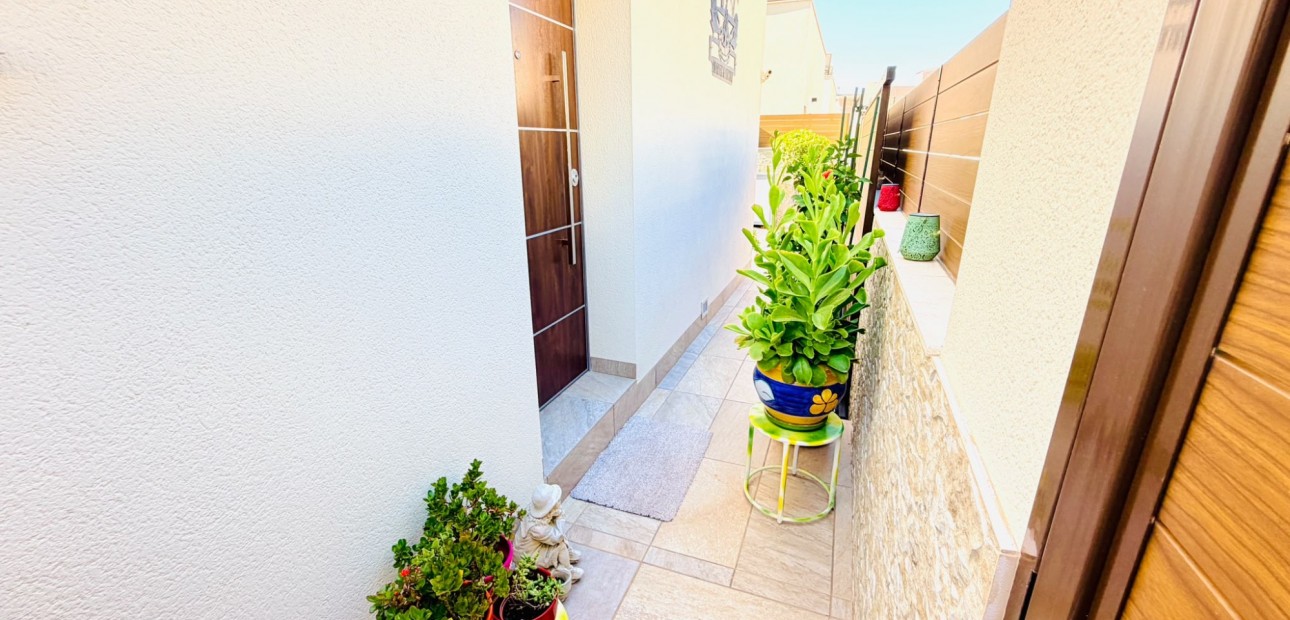 Venta - Semi Detached Villa -
Los Montesinos - La Herada