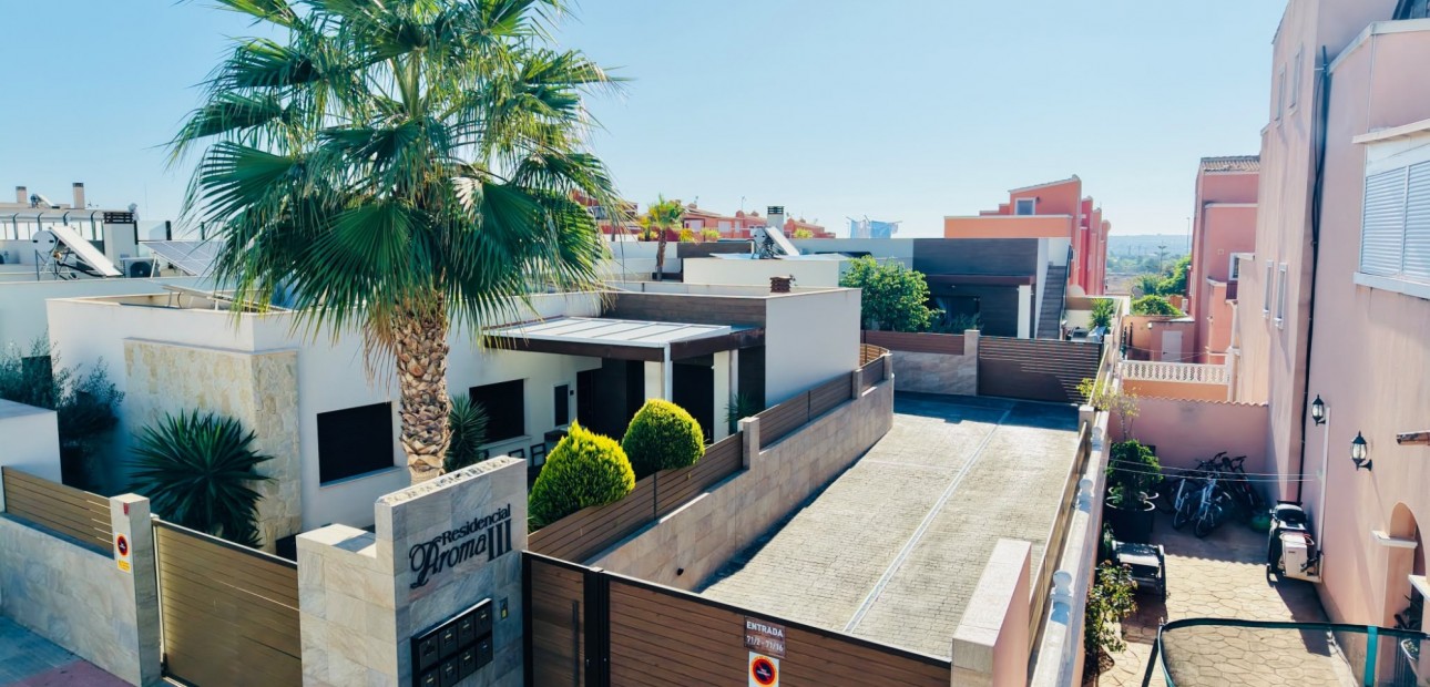 Venta - Semi Detached Villa -
Los Montesinos - La Herada