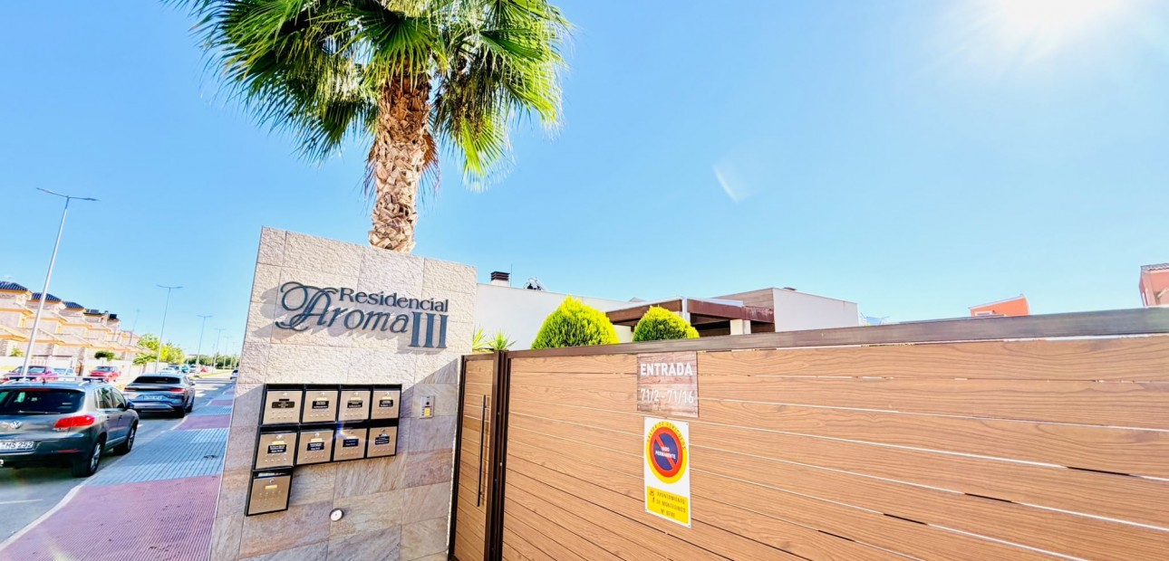 Venta - Semi Detached Villa -
Los Montesinos - La Herada