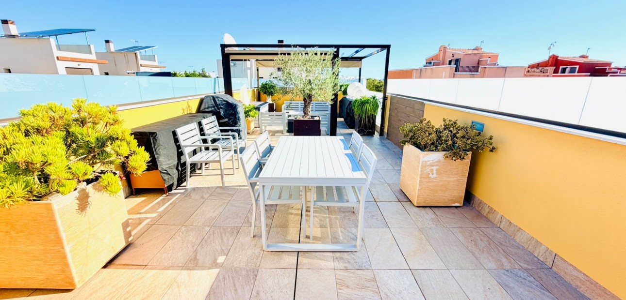 Venta - Semi Detached Villa -
Los Montesinos - La Herada