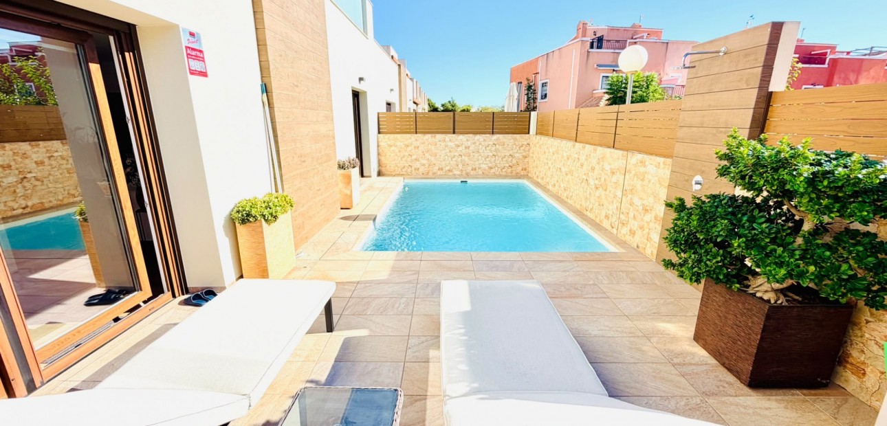 Venta - Semi Detached Villa -
Los Montesinos - La Herada