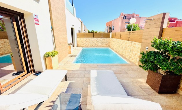 Venta - Semi Detached Villa -
Los Montesinos - La Herada
