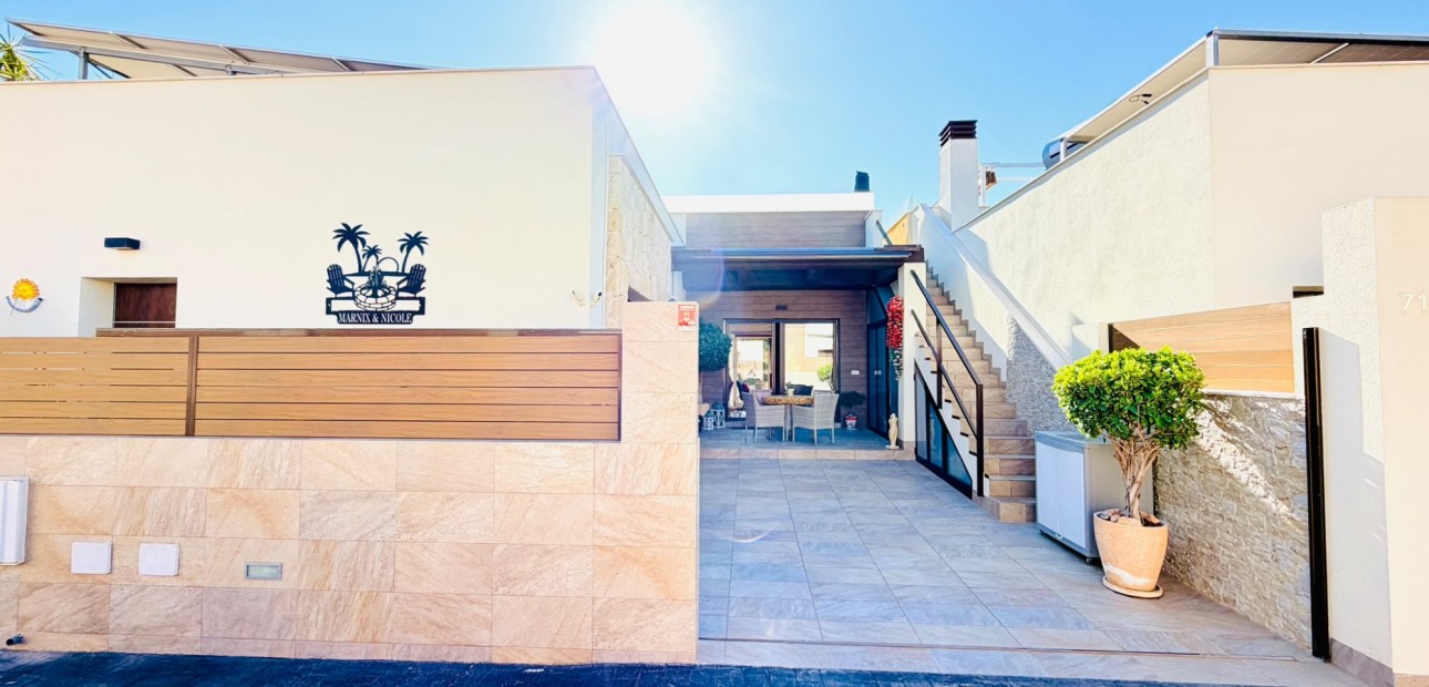 Venta - Semi Detached Villa -
Los Montesinos - La Herada
