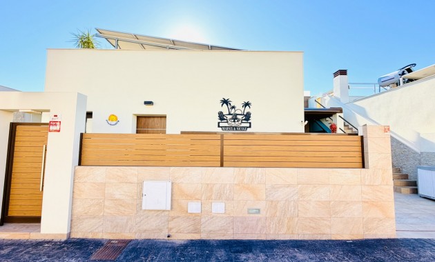 Venta - Semi Detached Villa -
Los Montesinos - La Herada
