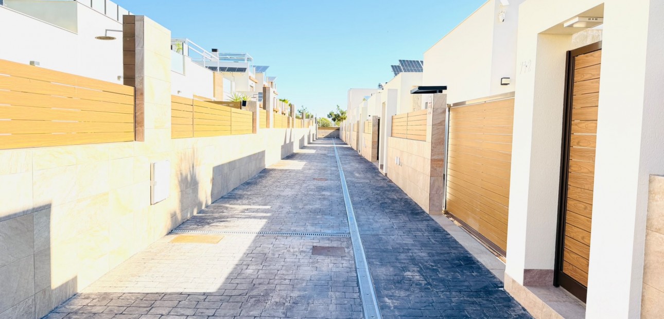 Venta - Semi Detached Villa -
Los Montesinos - La Herada
