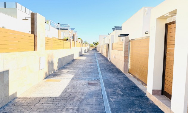 Venta - Semi Detached Villa -
Los Montesinos - La Herada