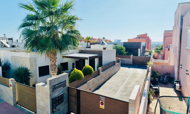 Venta - Semi Detached Villa -
Los Montesinos - La Herada