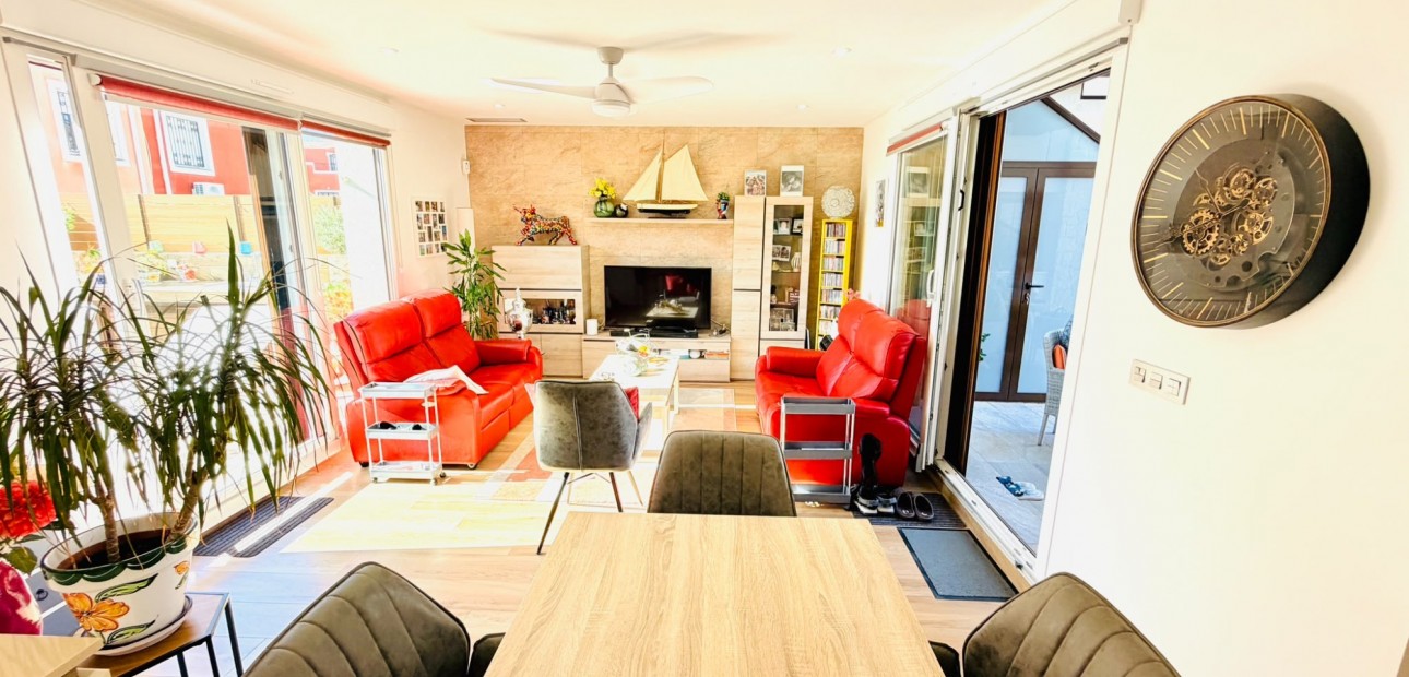 Venta - Semi Detached Villa -
Los Montesinos - La Herada