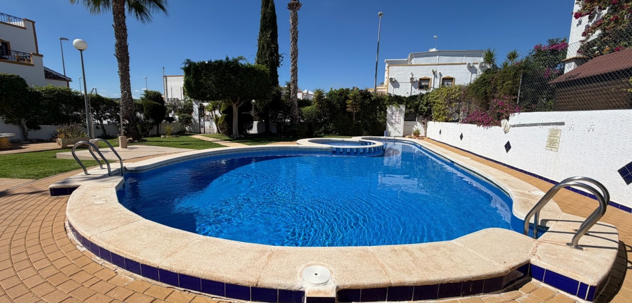 Herverkoop - Herenhuis -
Orihuela - Entre Naranjos Vistabella