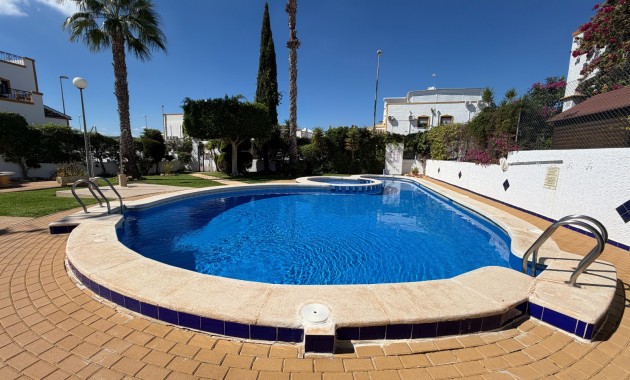 Herverkoop - Herenhuis -
Orihuela - Entre Naranjos Vistabella