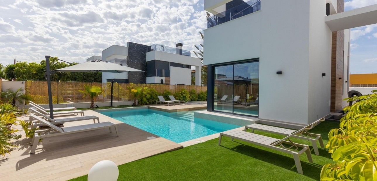 Sale - Villa -
Torrevieja - La Siesta - El Salado - Torreta