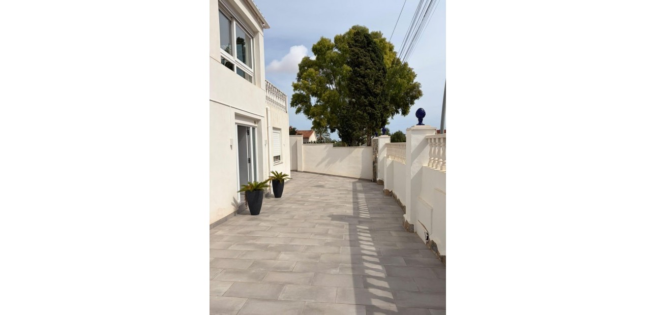 Sale - Villa -
Torrevieja - Los Balcones - Los Altos del Edén