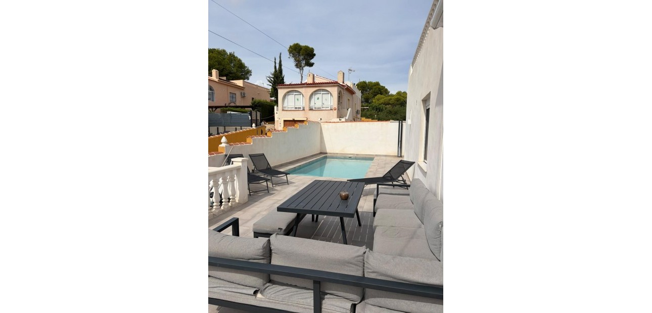 Sale - Villa -
Torrevieja - Los Balcones - Los Altos del Edén