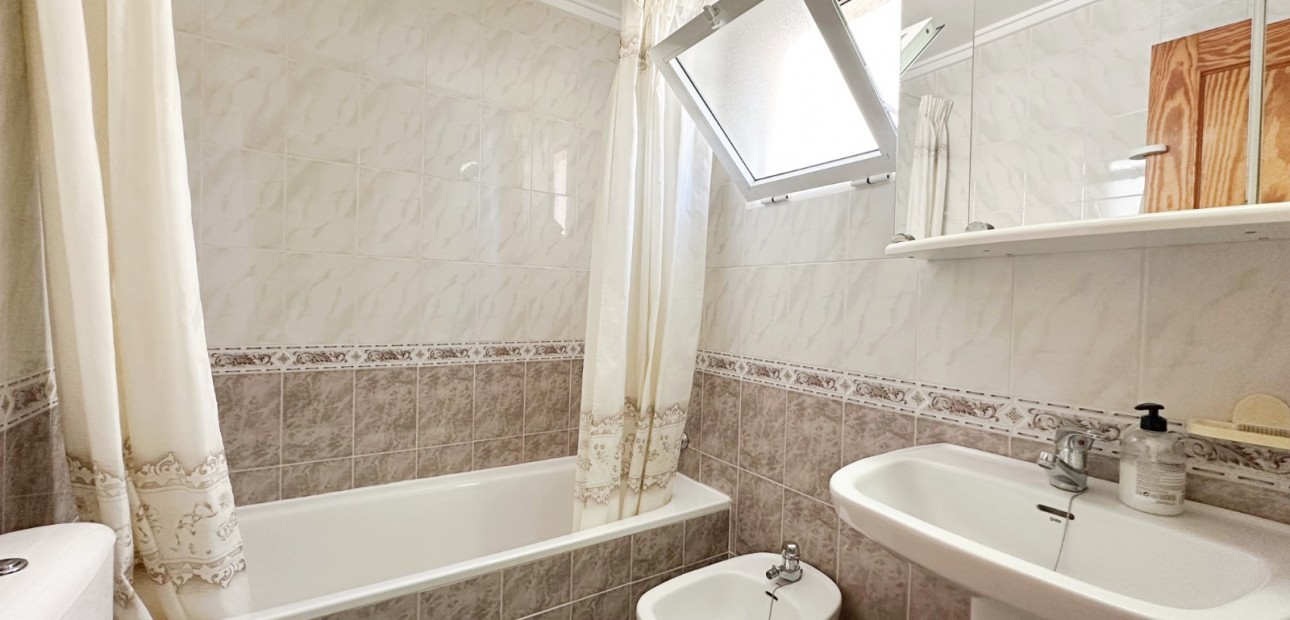 Sale - Apartment / flat -
Torrevieja - Torrevieja - Centre
