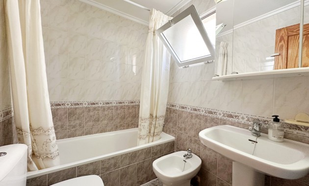 Sale - Apartment / flat -
Torrevieja - Torrevieja - Centre