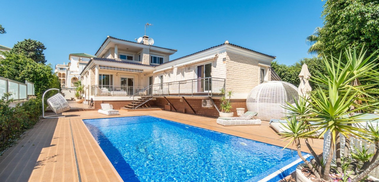 Sale - Villa -
Torrevieja - Torre la mata