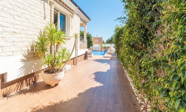 Sale - Villa -
Torrevieja - Torre la mata