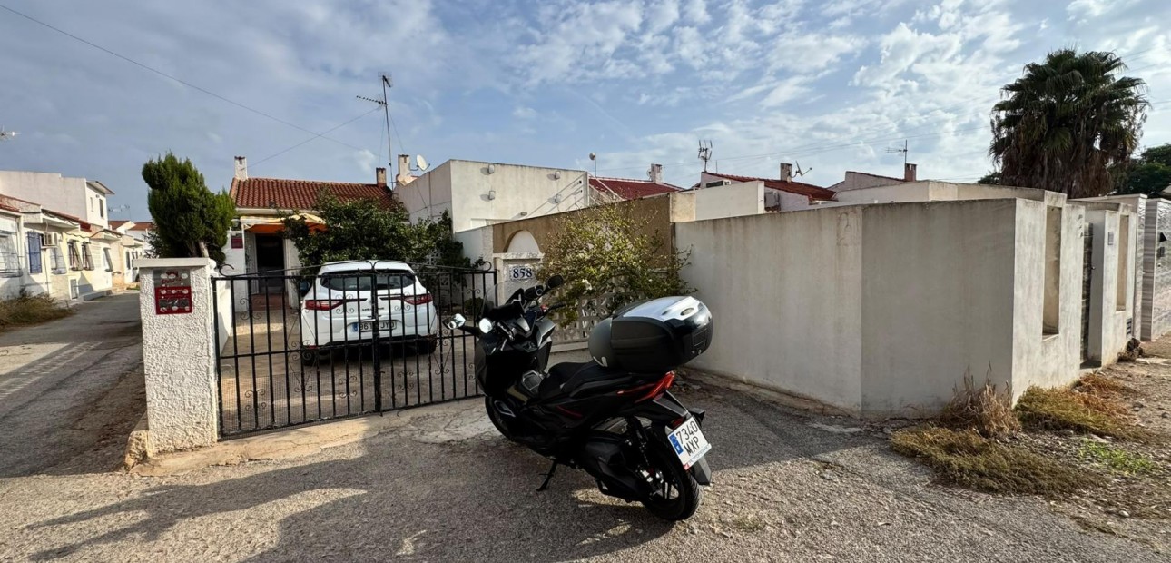 Sale - Bungalow -
Torrevieja - El limonar