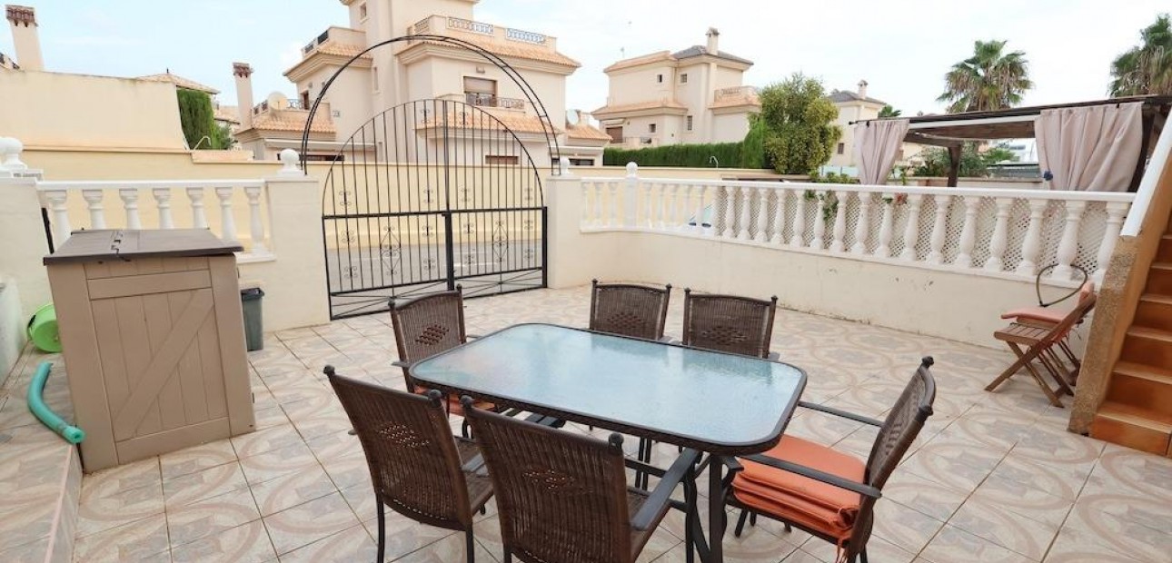 Sale - Bungalow -
Orihuela Costa - La Zenia