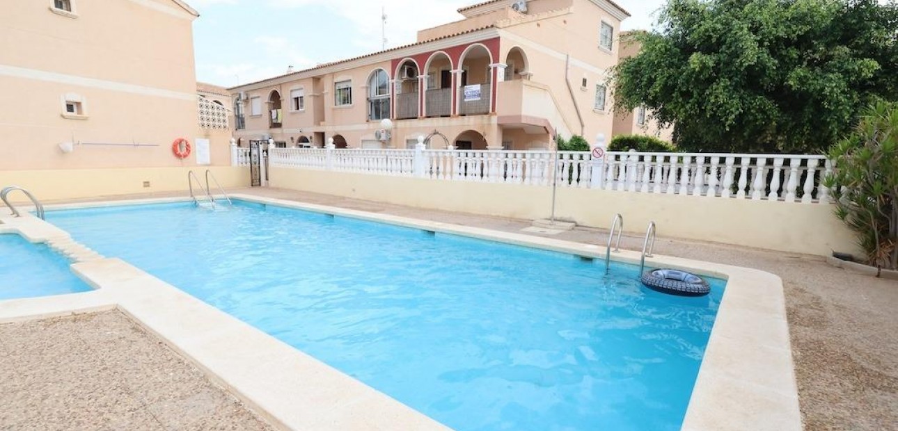 Sale - Bungalow -
Orihuela Costa - La Zenia