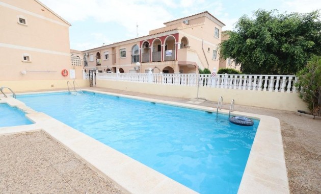 Sale - Bungalow -
Orihuela Costa - La Zenia