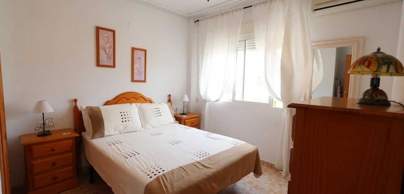 Sale - Bungalow -
Orihuela Costa - La Zenia