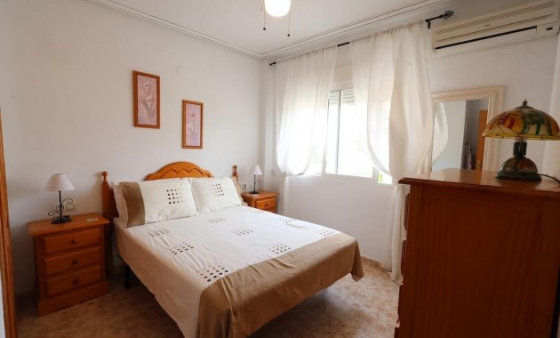 Sale - Bungalow -
Orihuela Costa - La Zenia