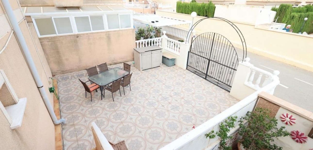 Sale - Bungalow -
Orihuela Costa - La Zenia
