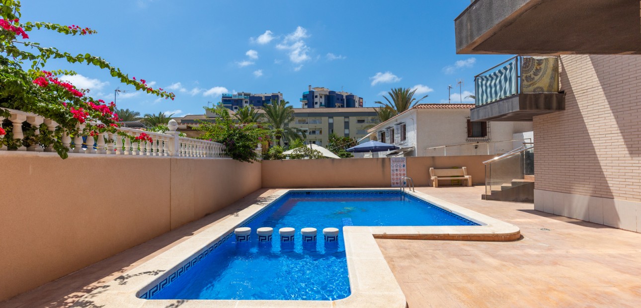 Sale - Apartment / flat -
Torrevieja - Rocio del Mar