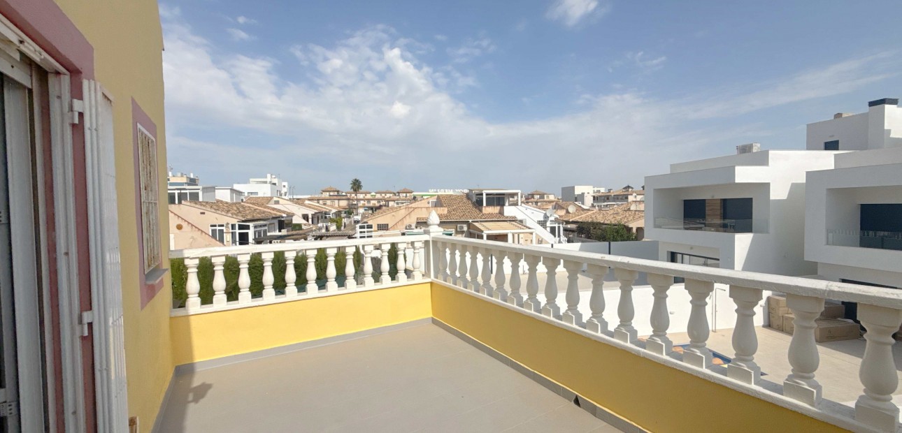 Sale - Townhouse -
Orihuela Costa - La Zenia