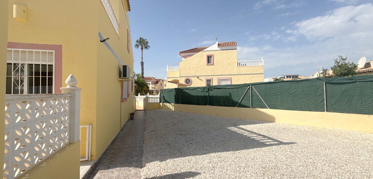 Sale - Townhouse -
Orihuela Costa - La Zenia