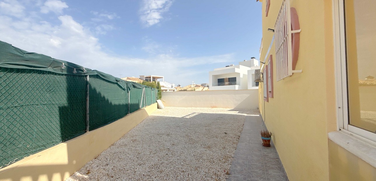 Sale - Townhouse -
Orihuela Costa - La Zenia
