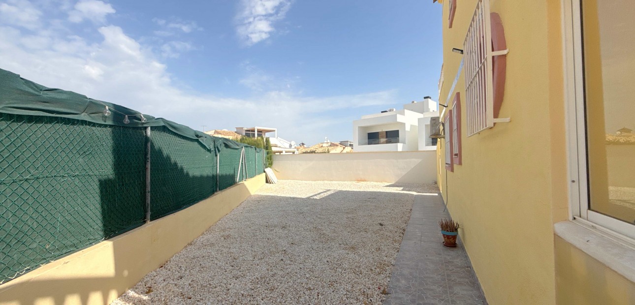 Sale - Townhouse -
Orihuela Costa - La Zenia