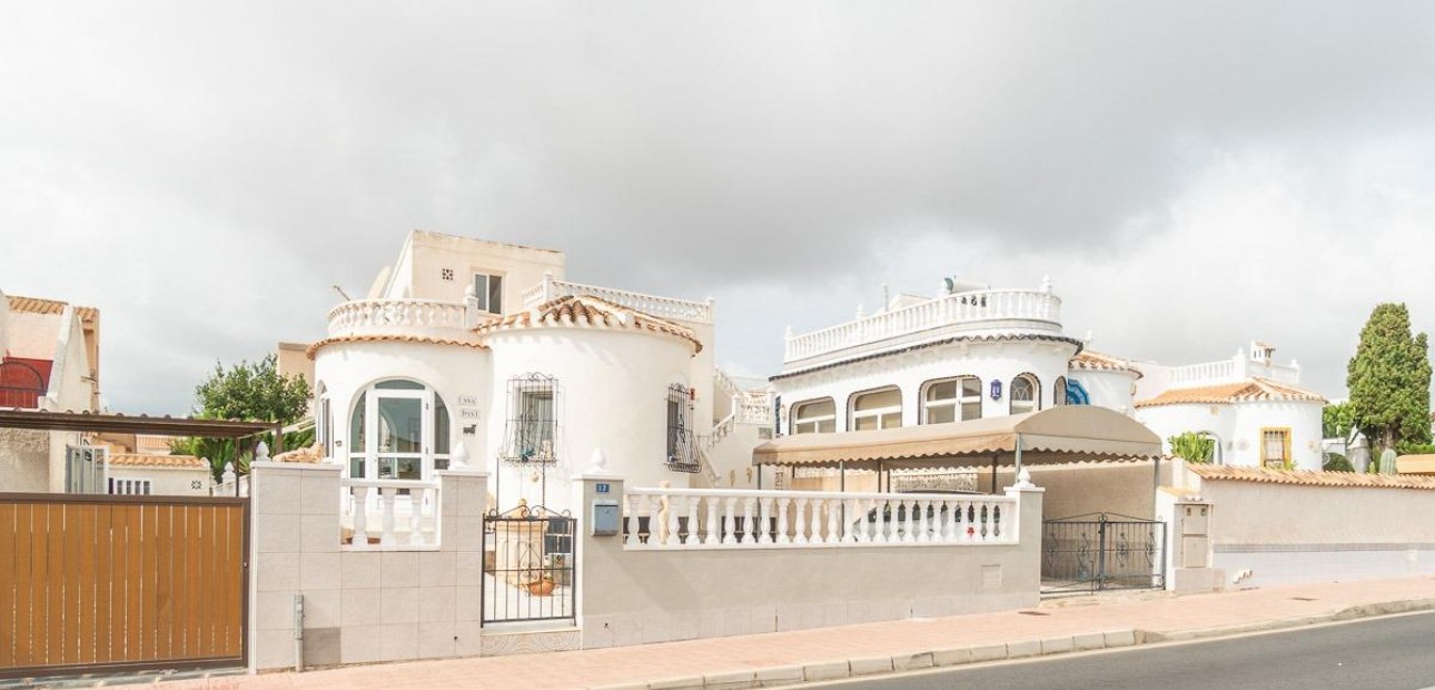 Sale - Villa -
Orihuela Costa - La Florida