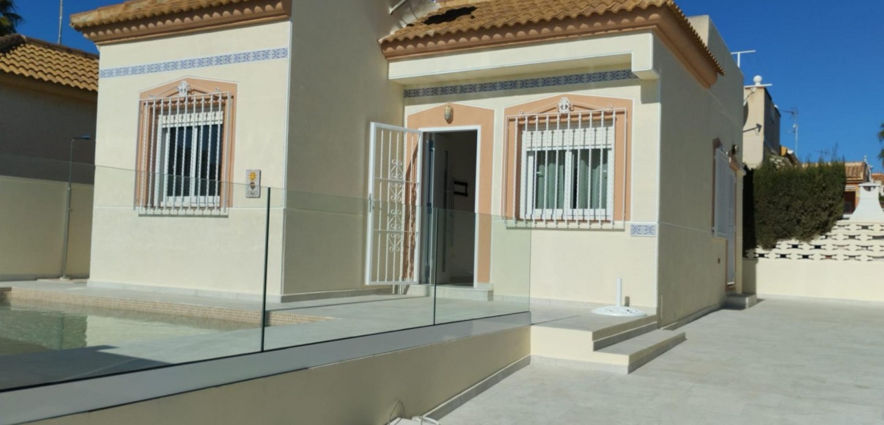 Sale - Villa -
Torrevieja - Torreblanca
