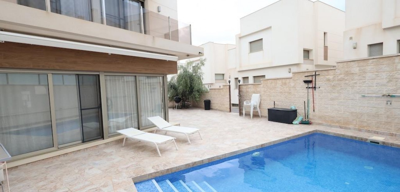 Venta - Villa -
Orihuela Costa - Villamartín-Las Filipinas