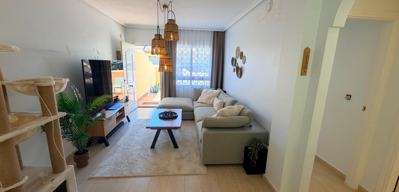 Venta - Semi Detached Villa -
Los Montesinos - Urbanizacion montesol