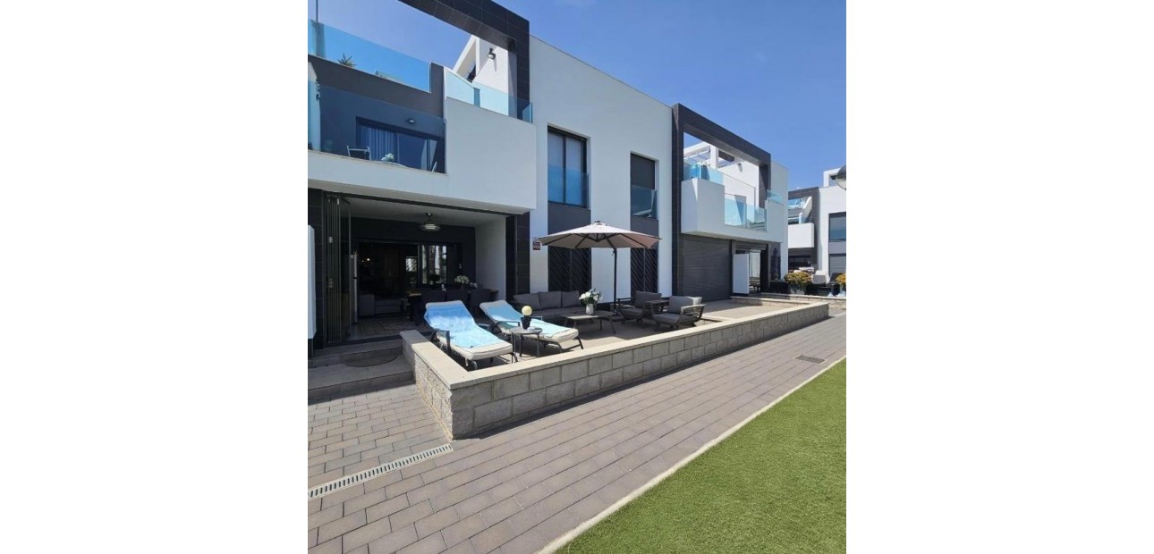 Venta - Apartamento / piso -
Guardamar del Segura - Urbanizaciones