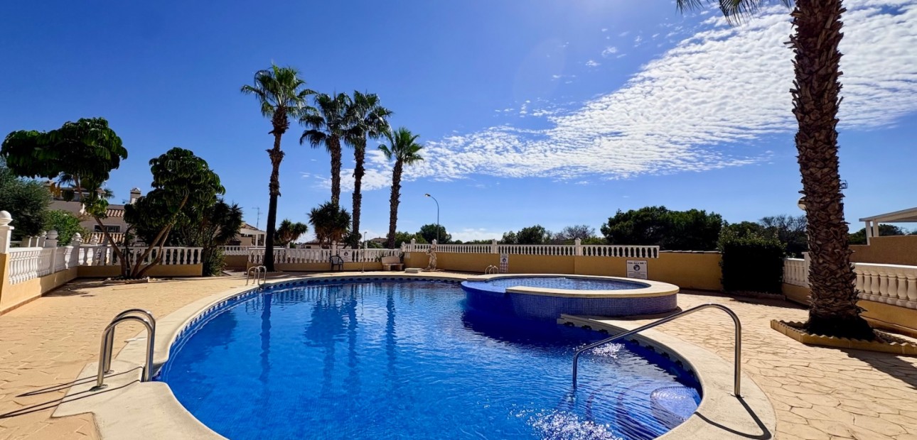 Herverkoop - Adosado -
Orihuela Costa - Playa Flamenca