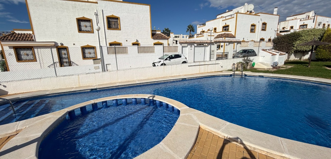 Herverkoop - Herenhuis -
Orihuela - Entre Naranjos Vistabella