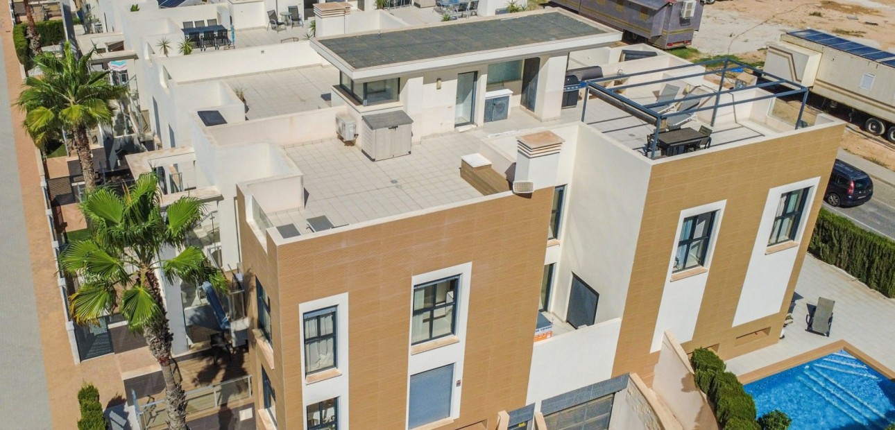 Herverkoop - duplex -
Orihuela Costa - La Zenia