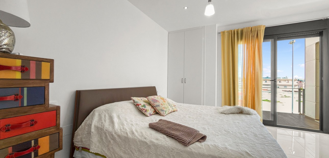 Herverkoop - duplex -
Orihuela Costa - La Zenia