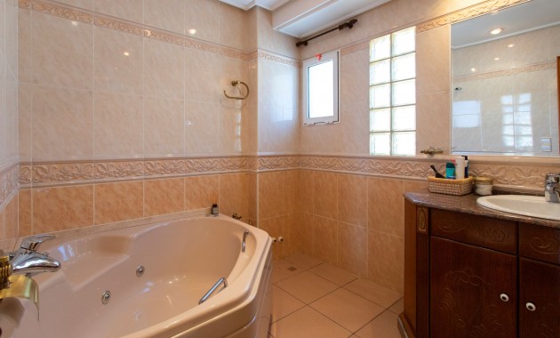 Sale - Villa -
Torrevieja