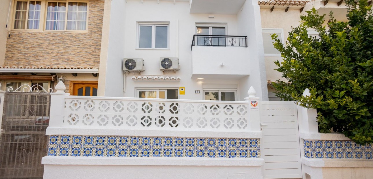 Sale - Town house -
Los Balcones