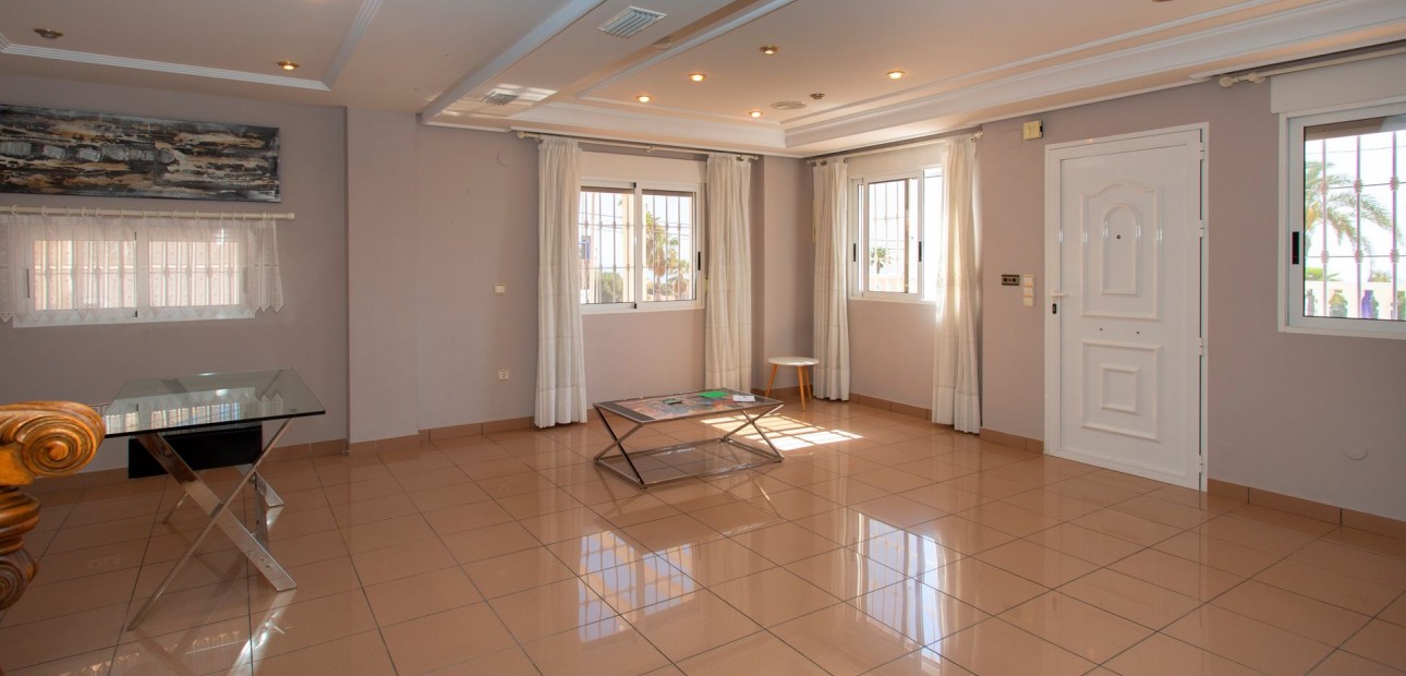 Venta - Villa -
Torrevieja