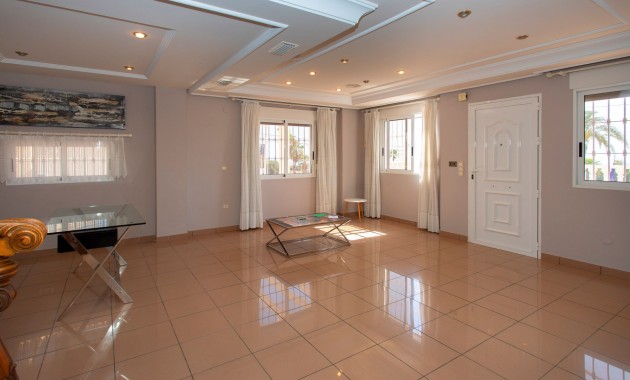 Venta - Villa -
Torrevieja