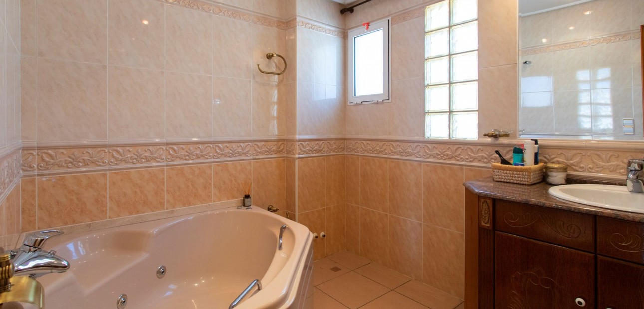 Venta - Villa -
Torrevieja