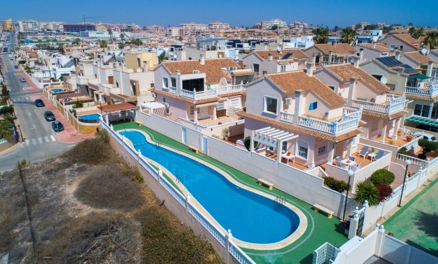 Venta - Villa -
Torrevieja