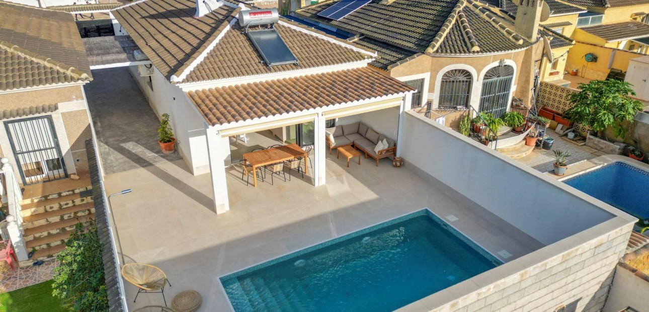 Sale - Villa -
Torrevieja
